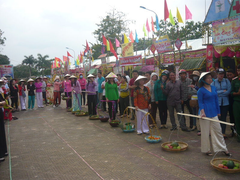 Thi gánh hàng rong.jpg